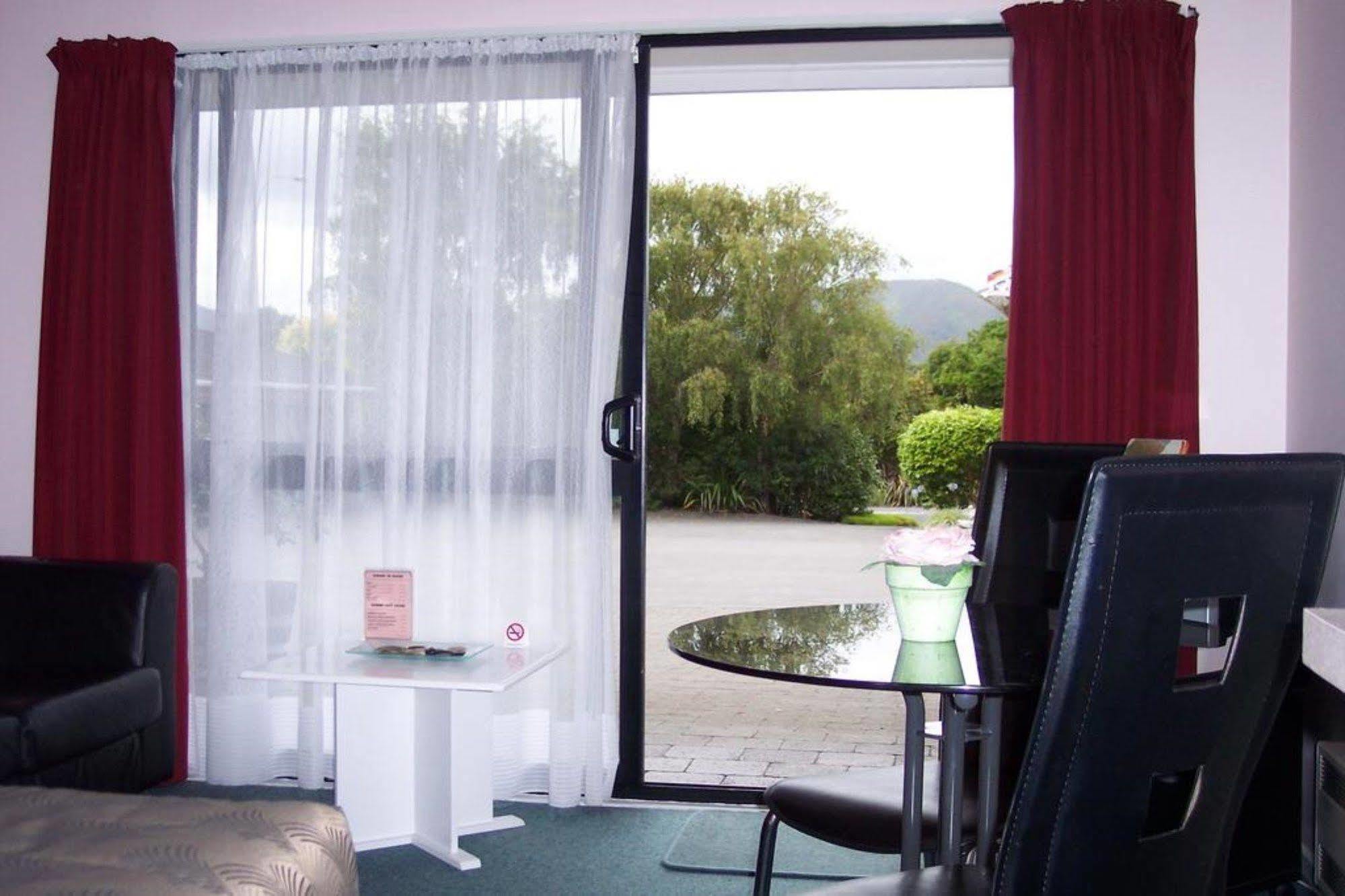לוור האט Camellia Court Motel מראה חיצוני תמונה